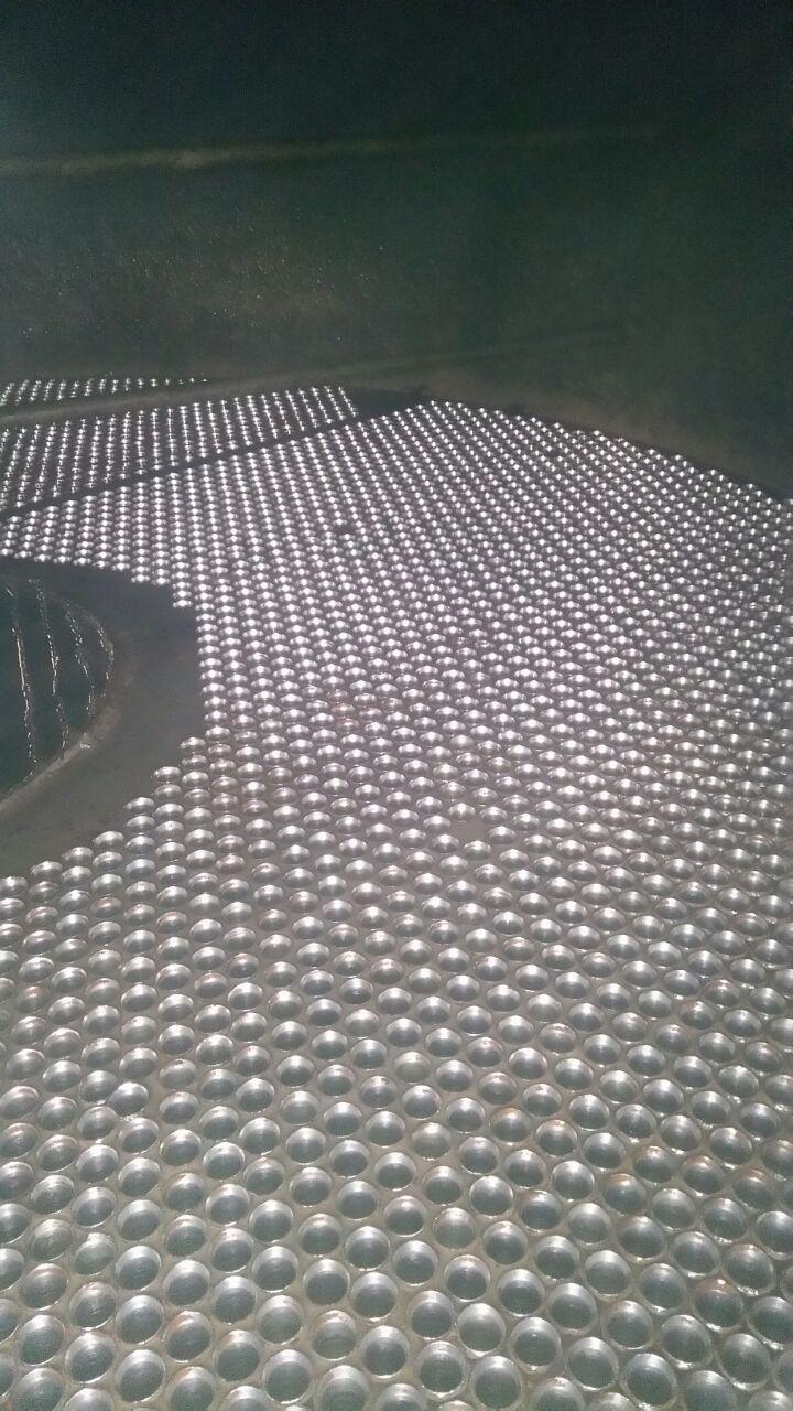 Visão detalhada de uma superfície interna de evaporador completamente limpa e polida.