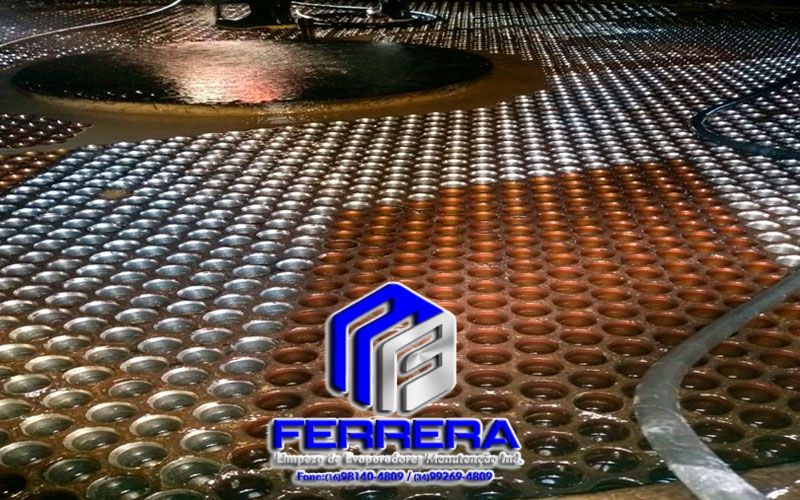 Imagem de demonstração do serviço de limpeza de evaporadores, mostrando a diferença entre a superfície suja e a limpa.