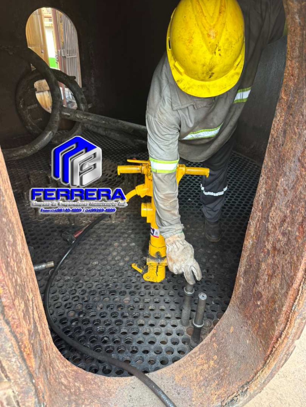 Profissional utilizando macaco hidráulico ou ferramenta de pressão para reparo em grade interna de equipamento.