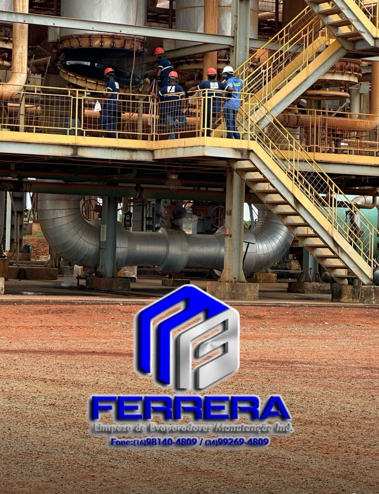 Visão geral da usina industrial com a equipe da Ferrera em plataformas de manutenção