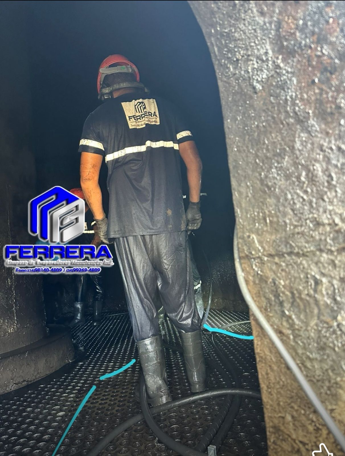 Profissional da Ferrera dentro de um vaso de pressão ou evaporador, realizando limpeza sob iluminação interna.